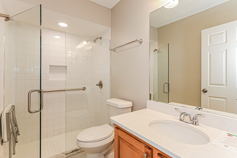 1,800/Mo, 1239 Summer Springs Drive Middleburg, FL 32068 Bathroom View