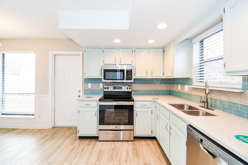 2,290/Mo, 7152 Holiday Hill Ct Jacksonville, FL 32216 Kitchen View