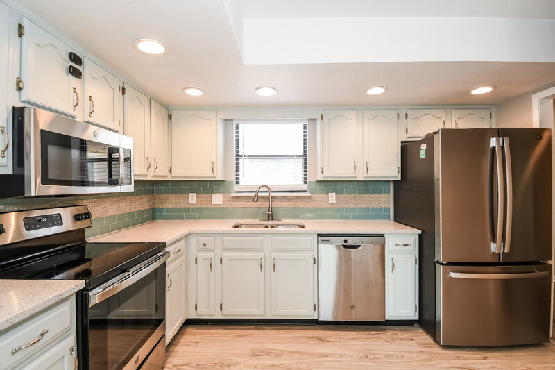 2,335/Mo, 7152 Holiday Hill Ct Jacksonville, FL 32216 Kitchen View