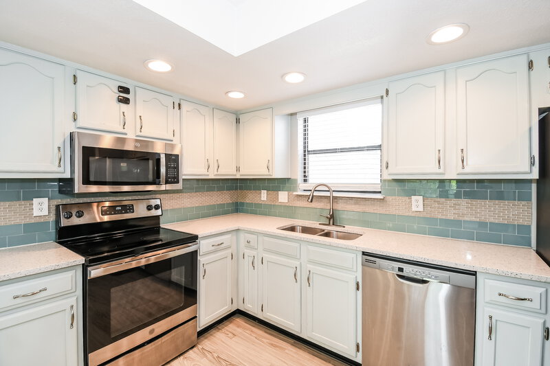 2,335/Mo, 7152 Holiday Hill Ct Jacksonville, FL 32216 Kitchen View 2