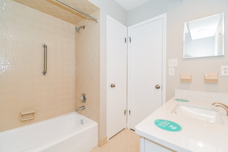 2,290/Mo, 7152 Holiday Hill Ct Jacksonville, FL 32216 Main Bathroom View 2