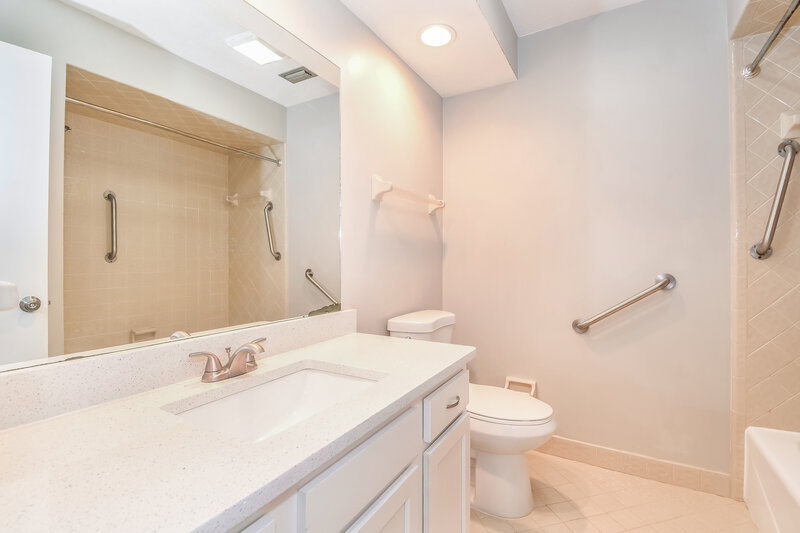 2,335/Mo, 7152 Holiday Hill Ct Jacksonville, FL 32216 Main Bathroom View