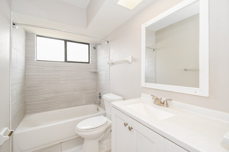 1,730/Mo, 9597 Villiers Dr N Jacksonville, FL 32221 Bathroom View