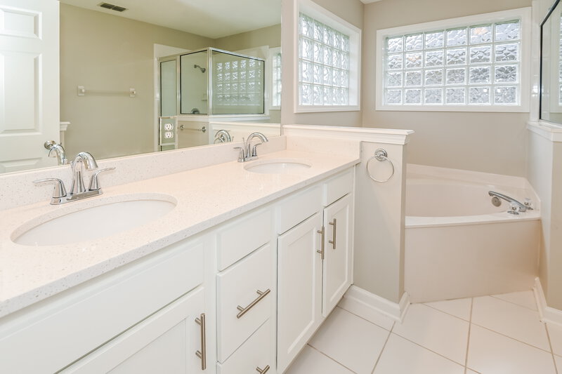2,165/Mo, 1683 Rustling Dr Fleming Island, FL 32003 Main Bathroom View