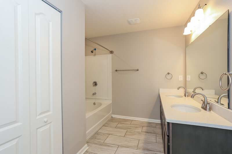 1,750/Mo, 6931 Sandle Dr Jacksonville, FL 32219 Main Bathroom View