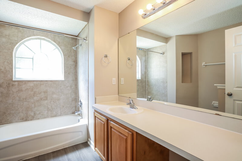 1,695/Mo, 3621 Arava Dr Green Cove Springs, FL 32043 Main Bathroom View