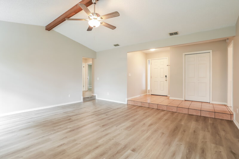 2,110/Mo, 3342 Laurel Grove N Jacksonville, FL 32223 Living Room View 2