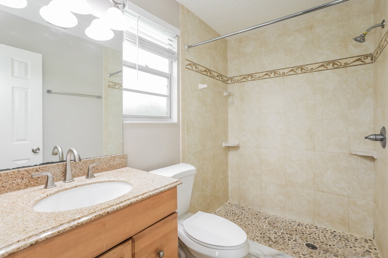 2,110/Mo, 3342 Laurel Grove N Jacksonville, FL 32223 Main Bathroom View