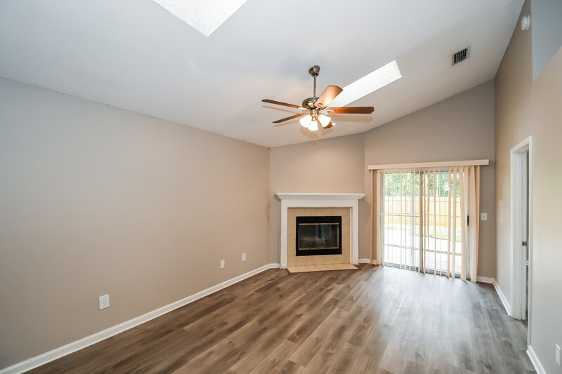 2,480/Mo, 8790 Townsquare Dr S Jacksonville, FL 32216 Living Room View