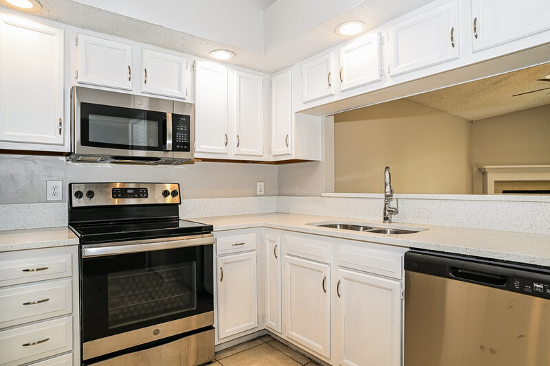 1,875/Mo, 8790 Townsquare Dr S Jacksonville, FL 32216 Kitchen View