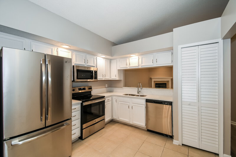 2,480/Mo, 8790 Townsquare Dr S Jacksonville, FL 32216 Kitchen View