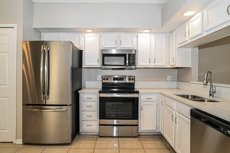 1,875/Mo, 8790 Townsquare Dr S Jacksonville, FL 32216 Kitchen View 2