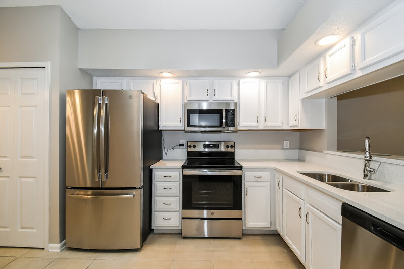 2,480/Mo, 8790 Townsquare Dr S Jacksonville, FL 32216 Kitchen View 2
