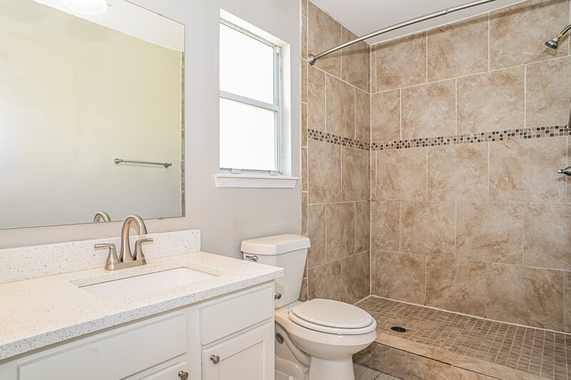 1,875/Mo, 8790 Townsquare Dr S Jacksonville, FL 32216 Main Bathroom View