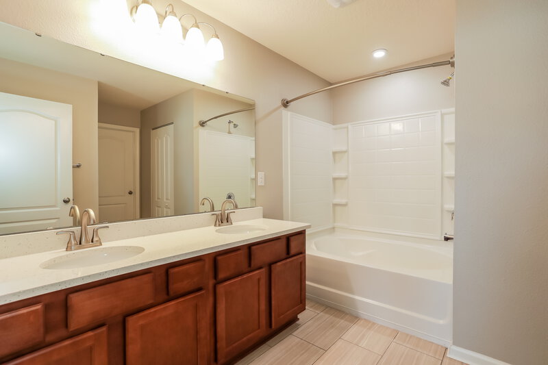 2,125/Mo, 2096 Pebble Point Dr Green Cove Springs, FL 32043 Main Bathroom View