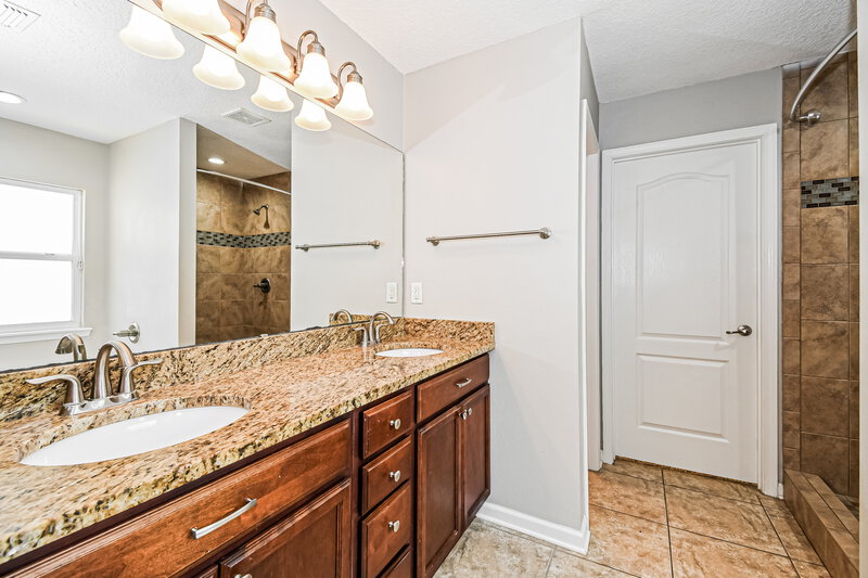 1,960/Mo, 4127 Sandhill Crane Terrace Middleburg, FL 32068 Main Bathroom View