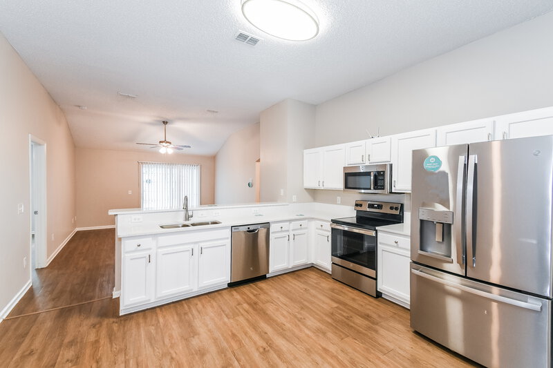 1,980/Mo, 8062 Welbeck Ln Jacksonville, FL 32244 Kitchen View