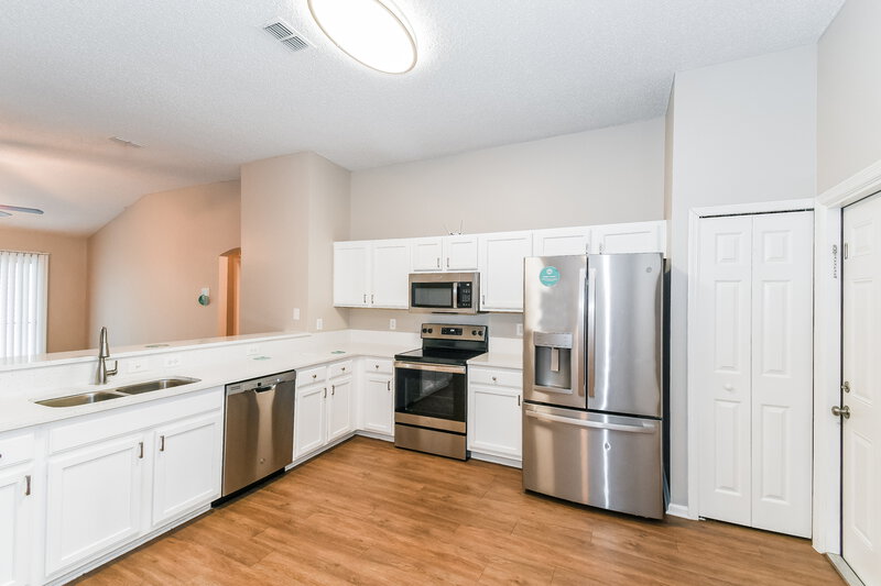 1,980/Mo, 8062 Welbeck Ln Jacksonville, FL 32244 Kitchen View 2