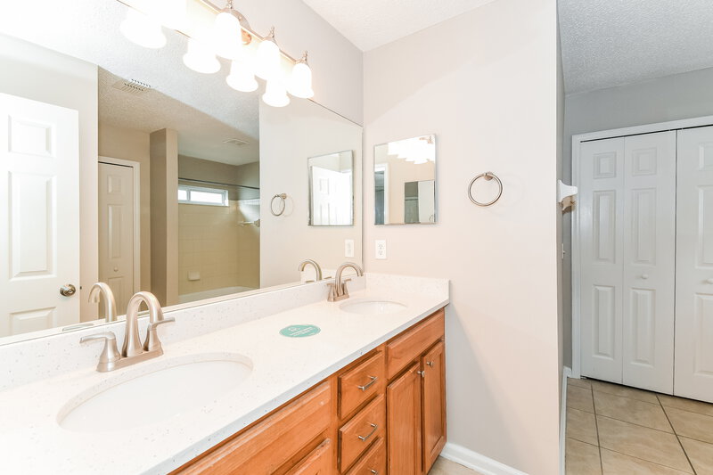 1,980/Mo, 8062 Welbeck Ln Jacksonville, FL 32244 Main Bathroom View