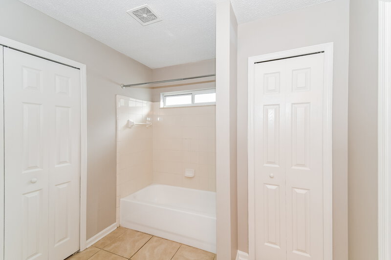 1,980/Mo, 8062 Welbeck Ln Jacksonville, FL 32244 Main Bathroom View 2