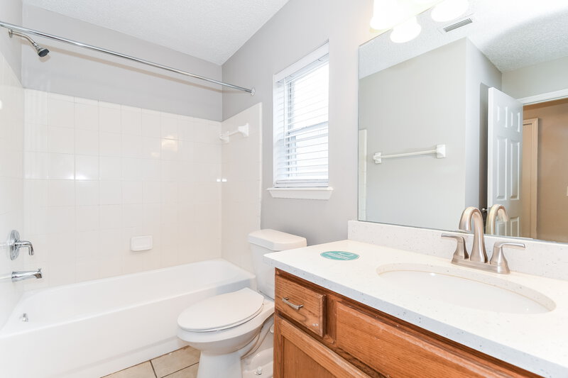 1,980/Mo, 8062 Welbeck Ln Jacksonville, FL 32244 Bathroom View