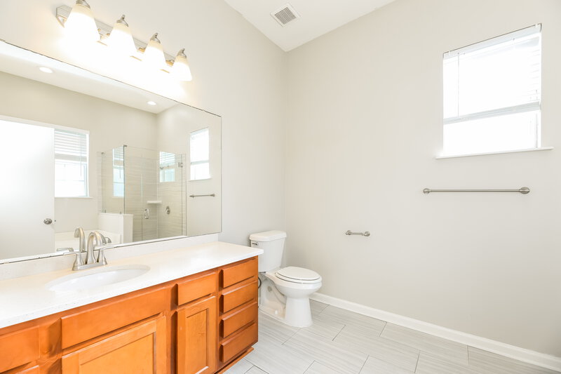 2,150/Mo, 1208 Dawn Light Rd Jacksonville, FL 32218 Main Bathroom View