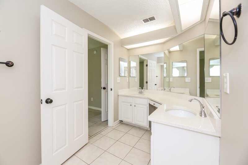 1,790/Mo, 8618 Wyndhurst Dr Jacksonville, FL 32244 Main Bathroom View
