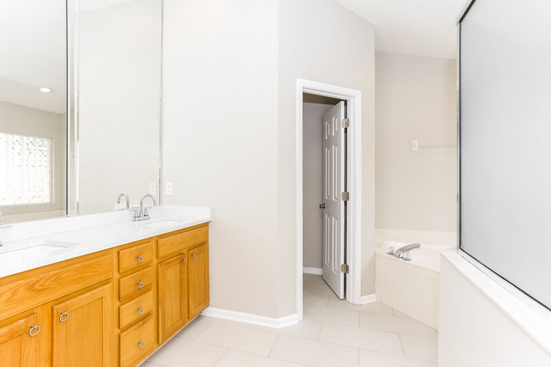 1,940/Mo, 6477 Winding Greens Dr Jacksonville, FL 32244 Main Bathroom View