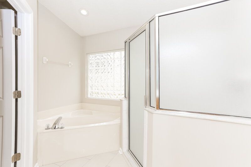 1,940/Mo, 6477 Winding Greens Dr Jacksonville, FL 32244 Main Bathroom View 2