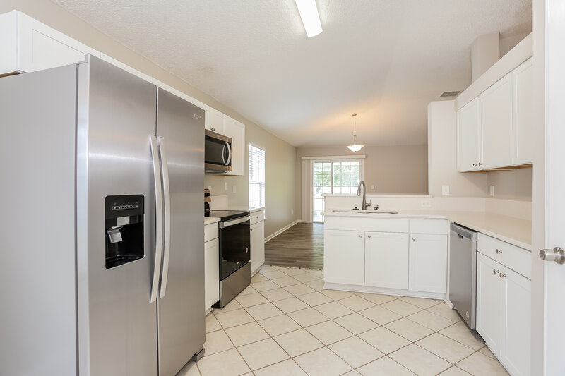 2,450/Mo, 540 N Bridgestone Ave Saint Johns, FL 32259 Kitchen View