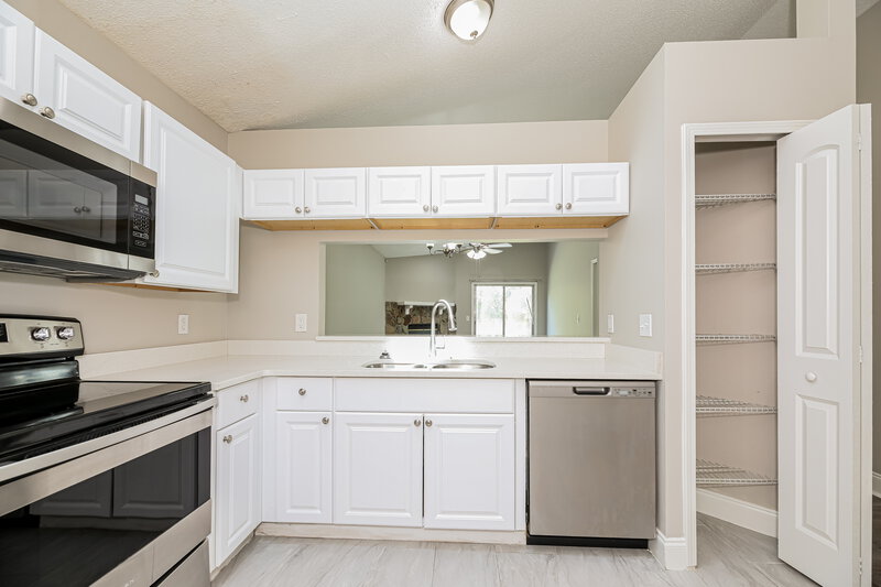 1,540/Mo, 2658 Malibu Cir Orange Park, FL 32065 Kitchen View 2