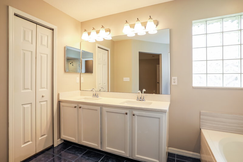 2,240/Mo, 1509 Maple Leaf Ln Fleming Island, FL 32003 Main Bathroom View
