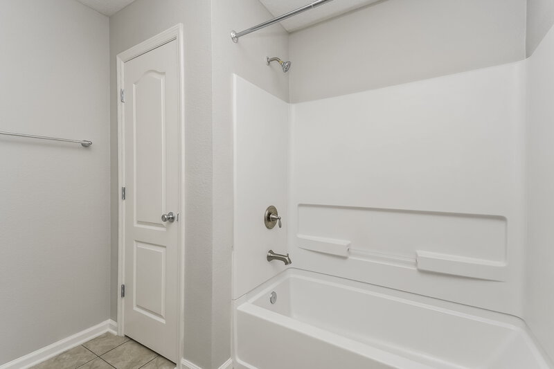 1,900/Mo, 7233 Steventon Way Jacksonville, FL 32244 Main Bathroom View