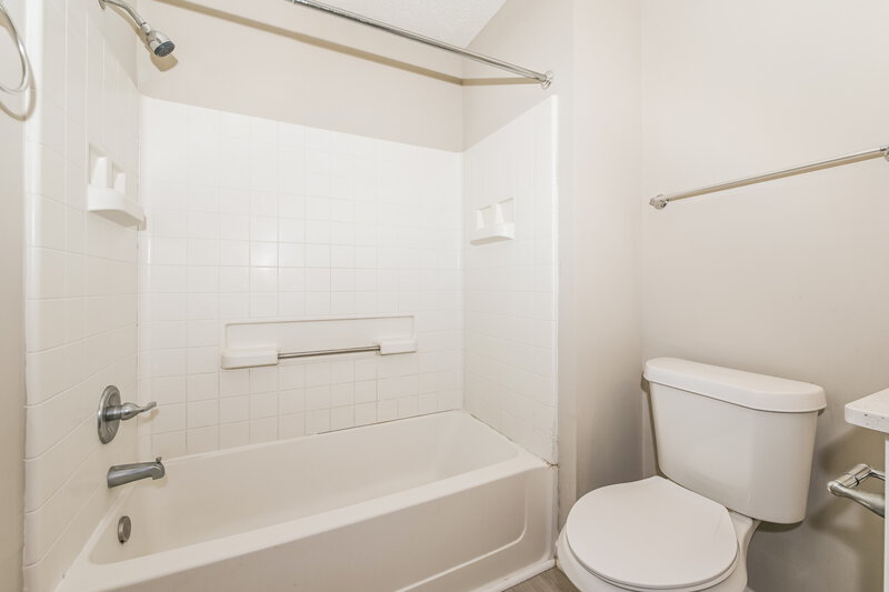 1,715/Mo, 711 Calico Jack Way Green Cove Springs, FL 32043 Bathroom View 2