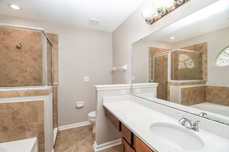 1,940/Mo, 9228 Whisper Glen Dr Jacksonville, FL 32222 Main Bathroom View