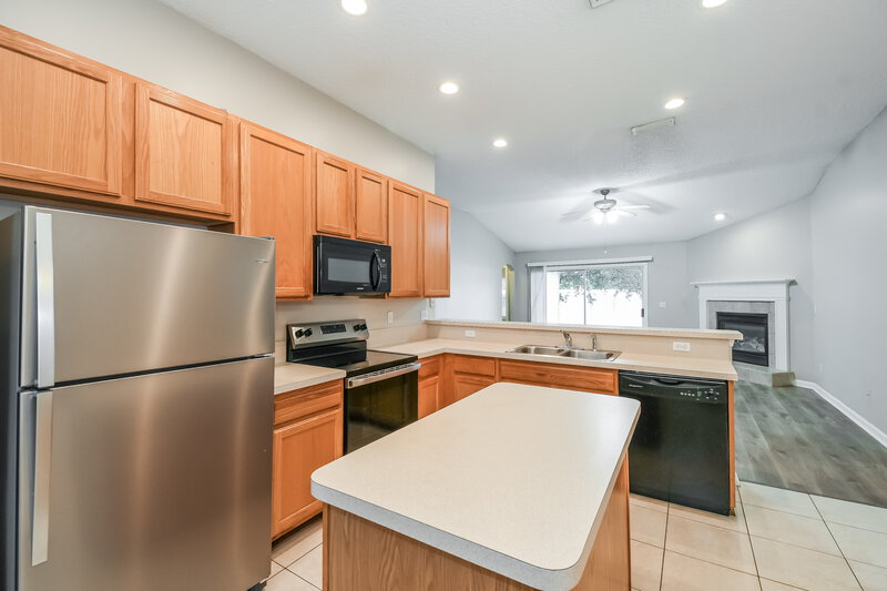 1,975/Mo, 9135 Prosperity Lake Dr Jacksonville, FL 32244 Kitchen View 2
