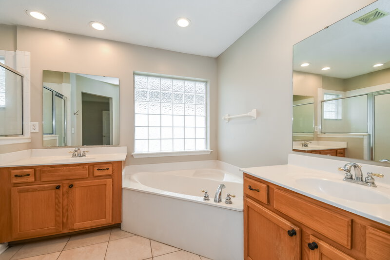 1,975/Mo, 9135 Prosperity Lake Dr Jacksonville, FL 32244 Main Bathroom View