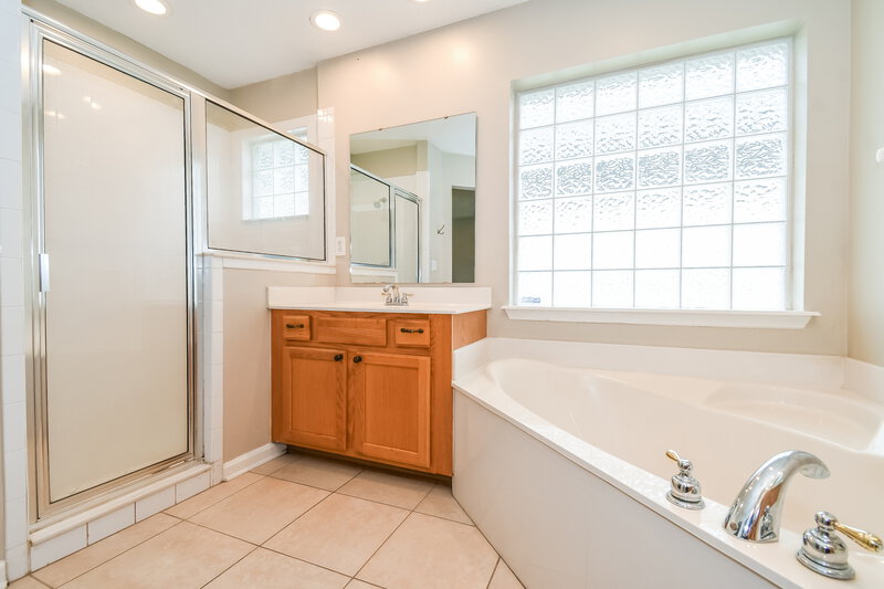 1,975/Mo, 9135 Prosperity Lake Dr Jacksonville, FL 32244 Main Bathroom View 2
