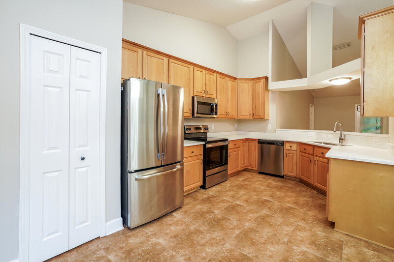 2,055/Mo, 2916 Majestic Oaks Ln Green Cove Springs, FL 32043 Kitchen View 2