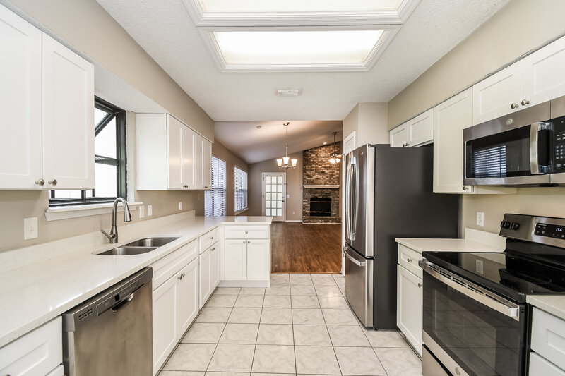 1,710/Mo, 7631 Collins Ridge Blvd Jacksonville, FL 32244 Kitchen View