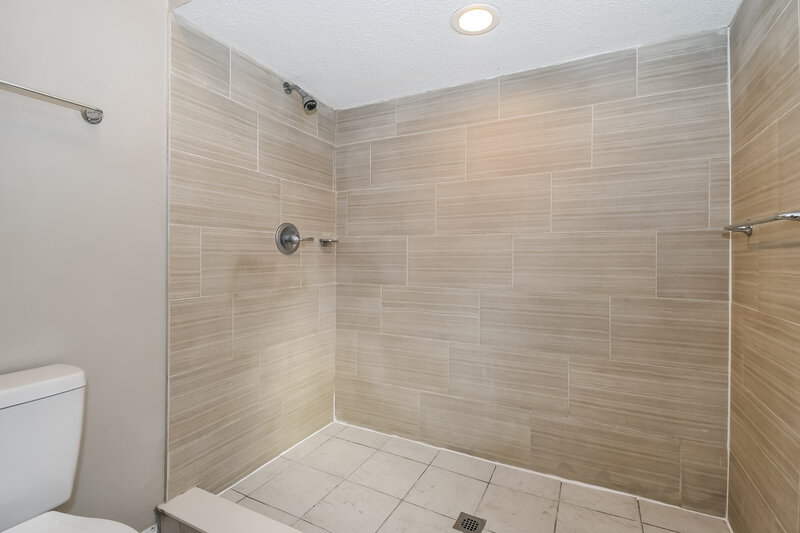 1,710/Mo, 7631 Collins Ridge Blvd Jacksonville, FL 32244 Main Bathroom View 2