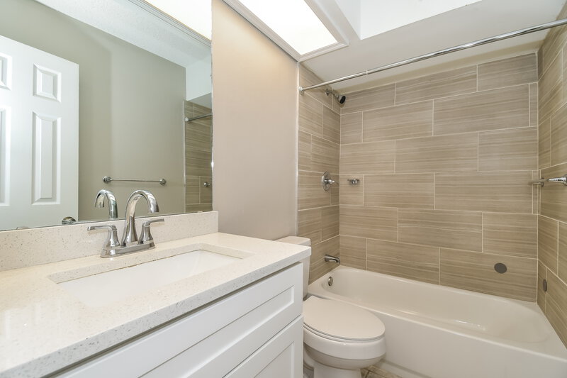 1,710/Mo, 7631 Collins Ridge Blvd Jacksonville, FL 32244 Bathroom View