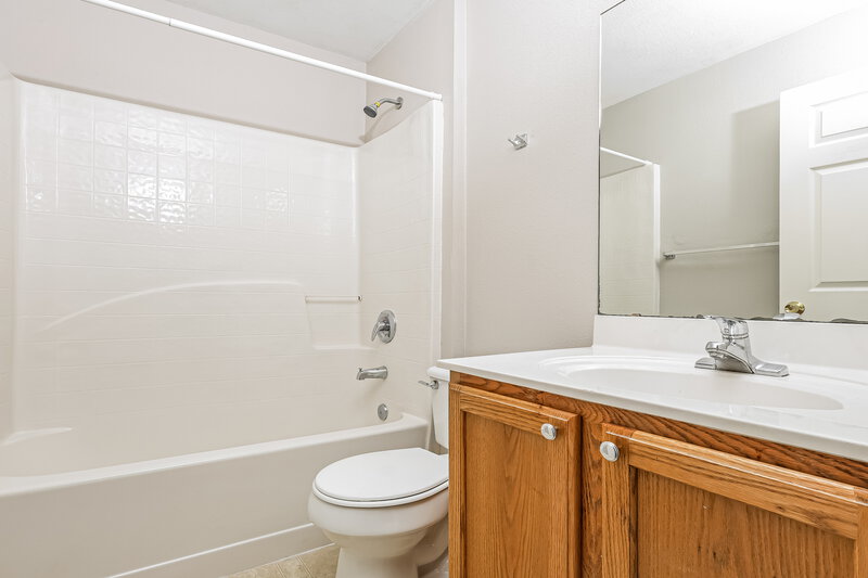 1,765/Mo, 1615 Dartmouth Dr Middleburg, FL 32068 Bathroom View