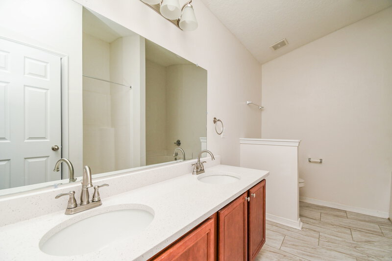 1,900/Mo, 2479 Spring Pond Ln Jacksonville, FL 32221 Main Bathroom View