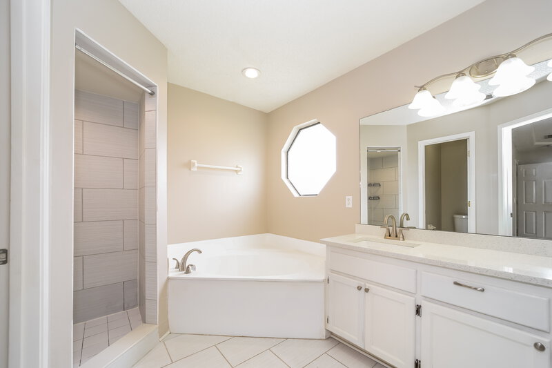 2,900/Mo, 2485 Larchwood St Orange Park, FL 32065 Main Bathroom View