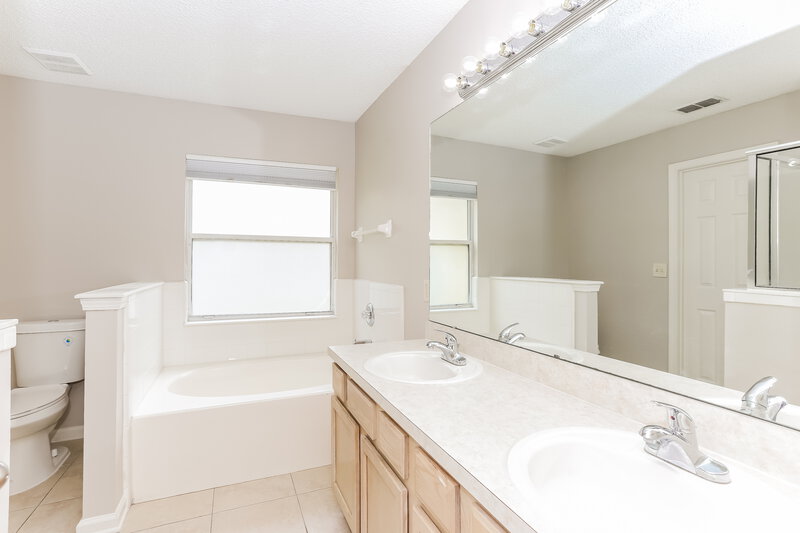 1,800/Mo, 8071 Timber Point Dr Jacksonville, FL 32244 Main Bathroom View