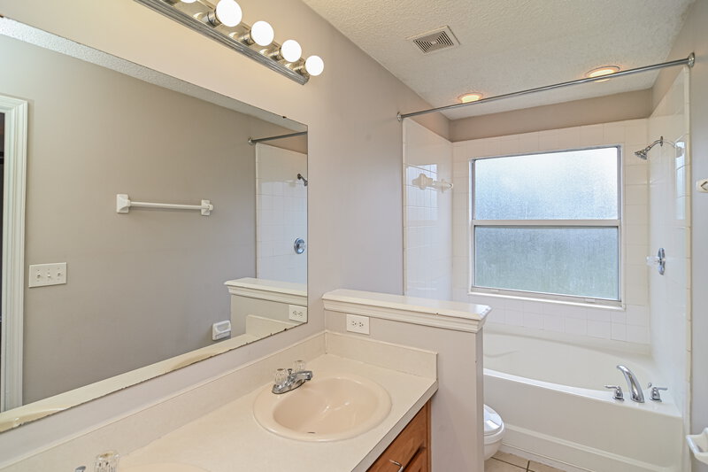 2,130/Mo, 3518 Brangus Ct Jacksonville, FL 32226 Main Bathroom View