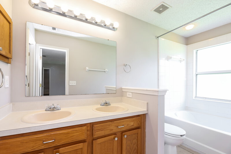 1,945/Mo, 3518 Brangus Ct Jacksonville, FL 32226 Main Bathroom View