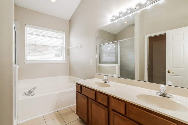 2,025/Mo, 3917 Leatherwood Dr Orange Park, FL 32065 Main Bathroom View