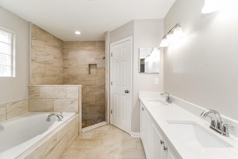 1,885/Mo, 1602 Elsa Dr Jacksonville, FL 32218 Main Bathroom View